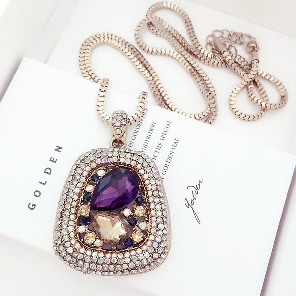 Модерни дамски колиета в различни модели