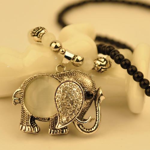 Различни модели дамски колиета