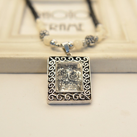 Различни модели дамски колиета