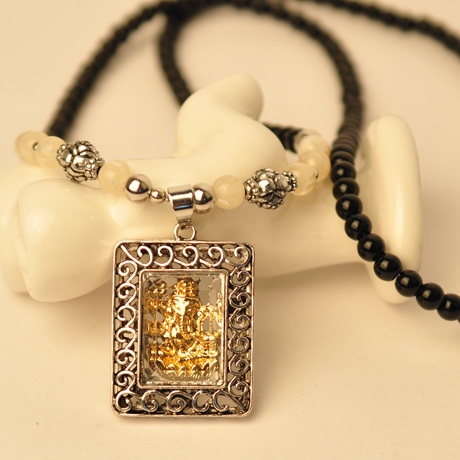 Различни модели дамски колиета