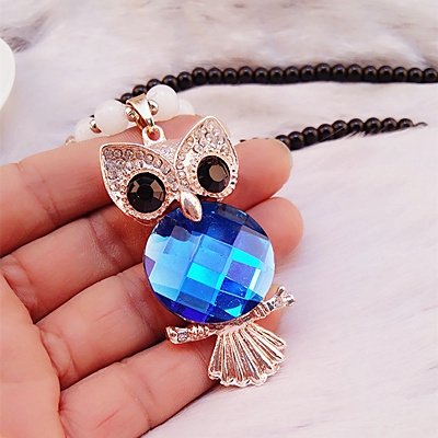 Много различни видове дамски колиета