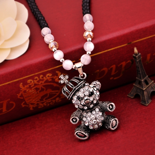 Много различни видове дамски колиета