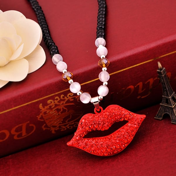 Много различни видове дамски колиета