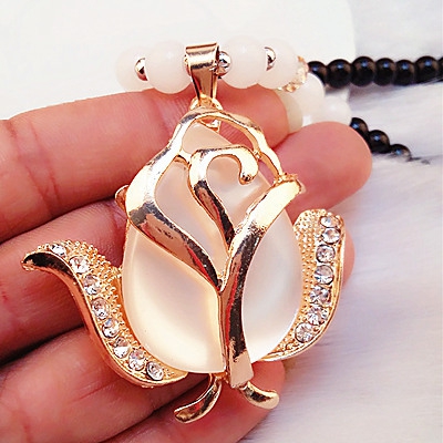 Много различни видове дамски колиета