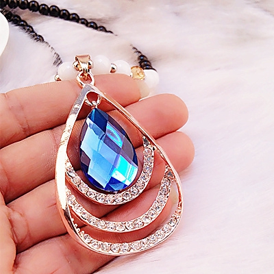 Много различни видове дамски колиета