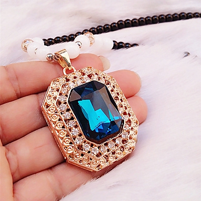 Много различни видове дамски колиета