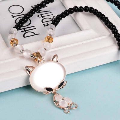 Много различни видове дамски колиета