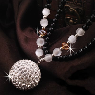 Много различни видове дамски колиета