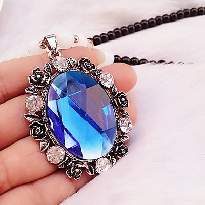 Много различни видове дамски колиета