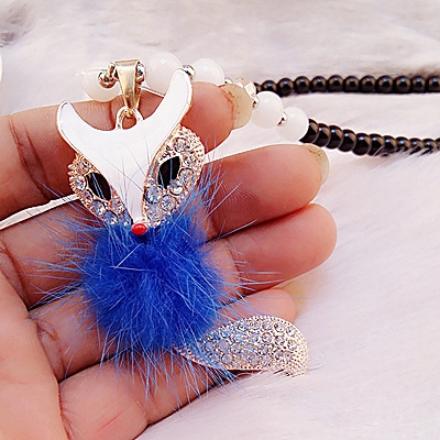 Много различни видове дамски колиета