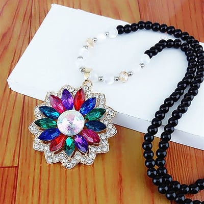 Много различни видове дамски колиета