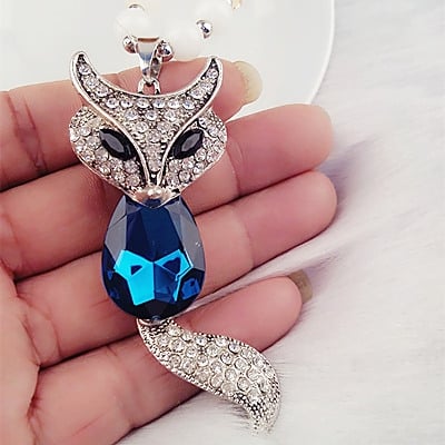 Много различни видове дамски колиета