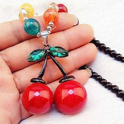 Много различни видове дамски колиета