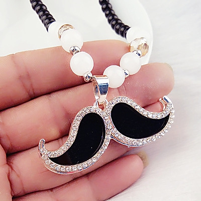 Много различни видове дамски колиета