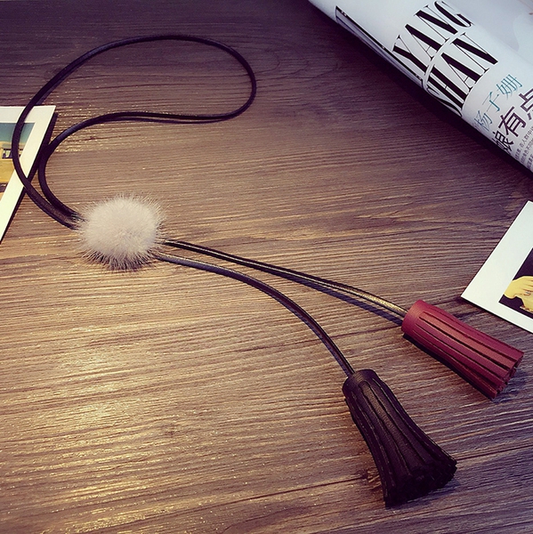 Дамска огърлица от естествена кожа с черен,червен и бял пух 