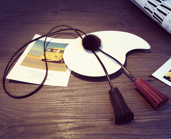 Дамска огърлица от естествена кожа с черен,червен и бял пух 