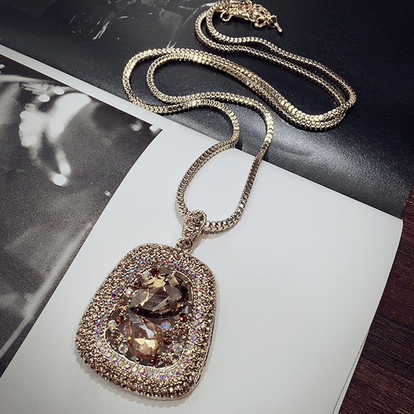 Дамски колиета с кристали в различни модели и цветове 