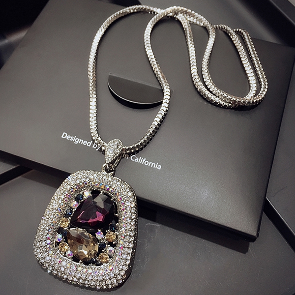 Дамски колиета с кристали в различни модели и цветове 