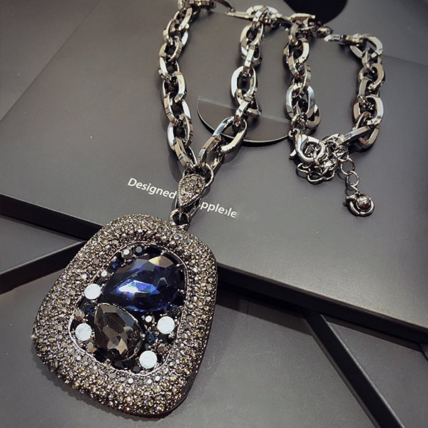 Дамски колиета с кристали в различни модели и цветове 