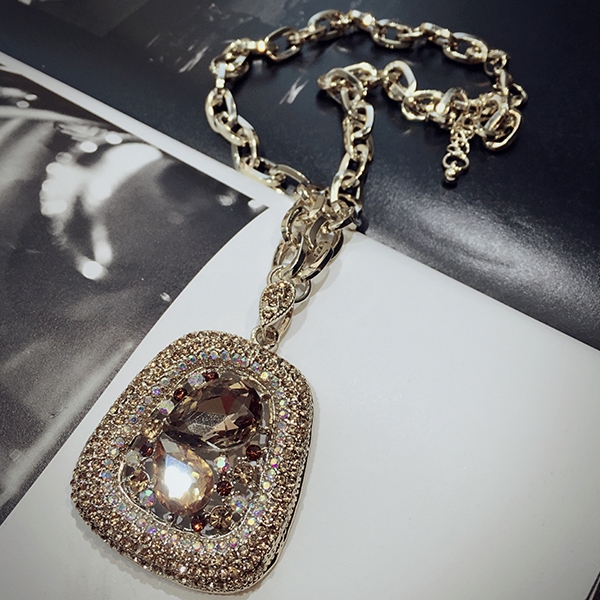Дамски колиета с кристали в различни модели и цветове 
