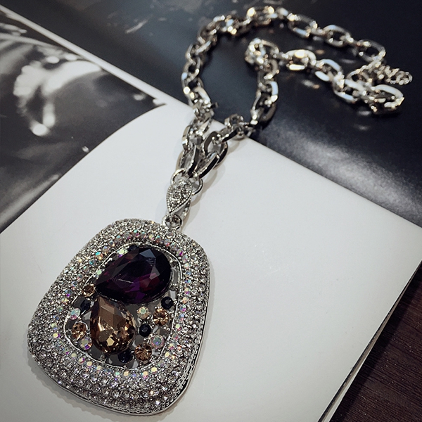 Дамски колиета с кристали в различни модели и цветове 