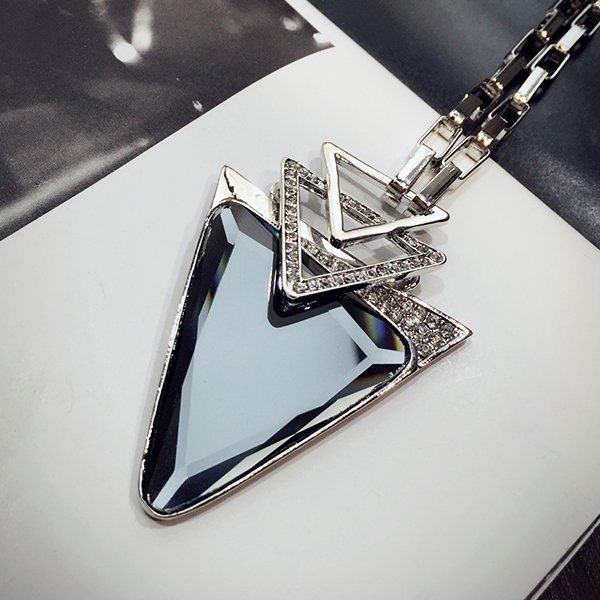 Дамски колиета с кристали в различни модели и цветове 