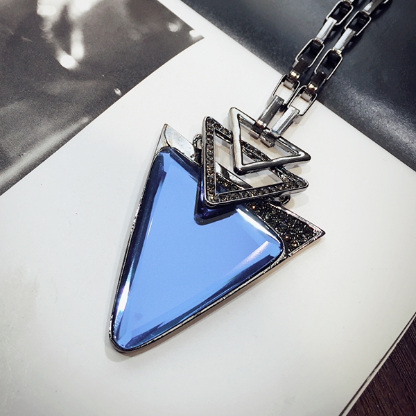 Дамски колиета с кристали в различни модели и цветове 