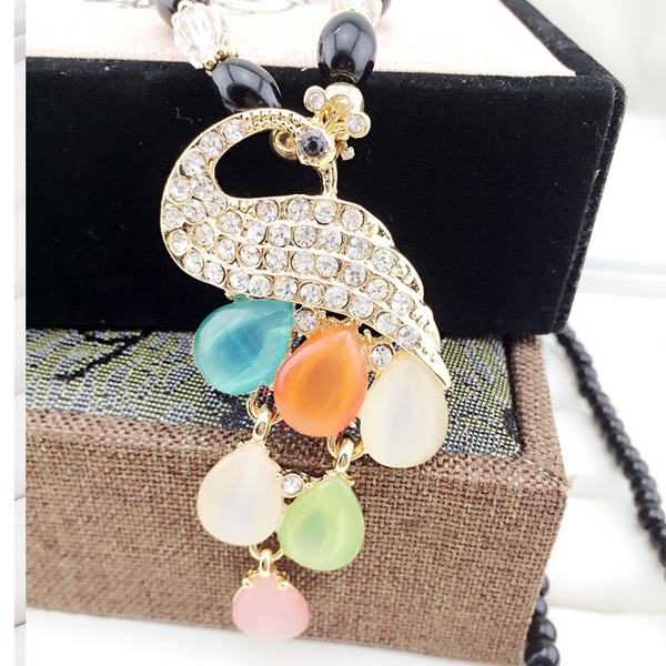 Различни видове дамски колиета 