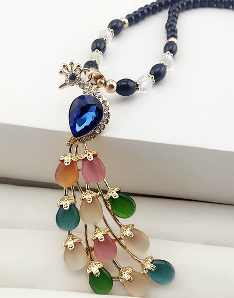 Различни видове дамски колиета 