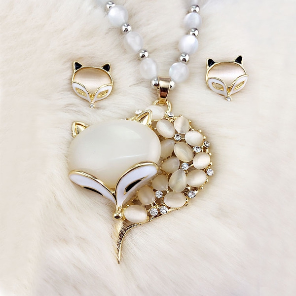 Различни видове дамски колиета 