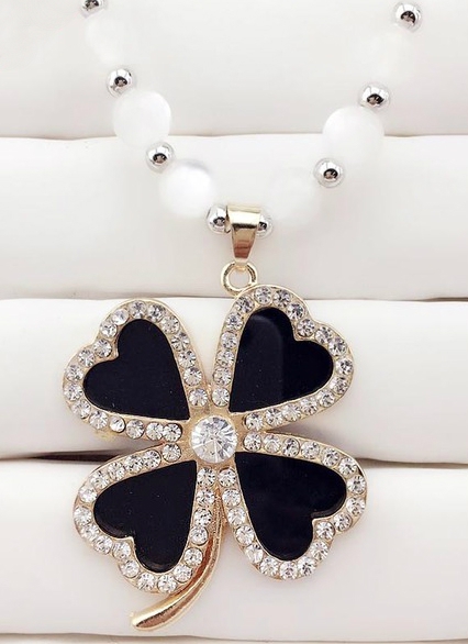 Различни видове дамски колиета 