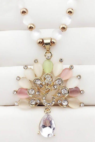 Различни видове дамски колиета 