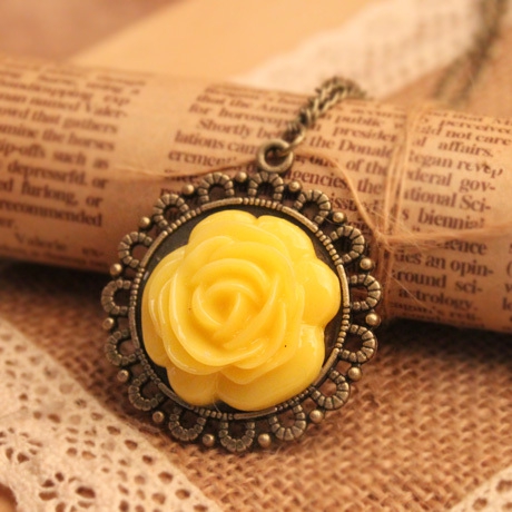 Стилни дамски колиета 