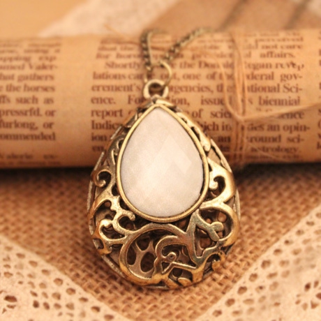 Стилни дамски колиета 