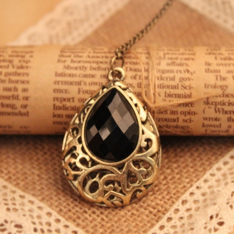 Стилни дамски колиета 