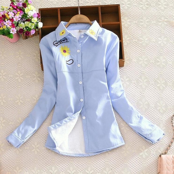 Γυναικεία πουκάμισα   της μόδας  με βελούδο σε δύο μοντέρνα μοτίβο - λευκό και μπλε