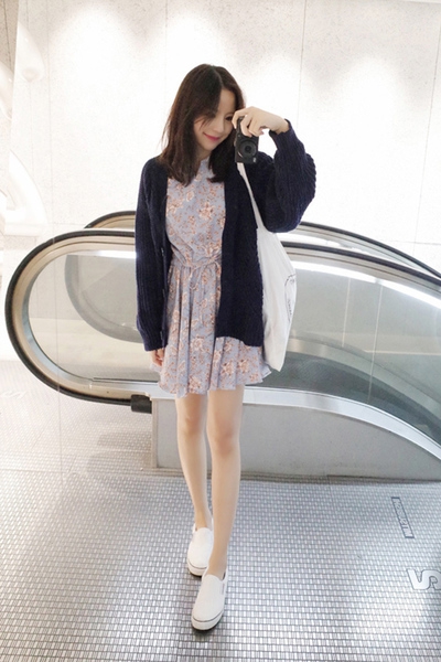 Κυρίες μοντέρνο και άνετο φόρεμα