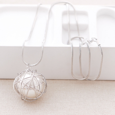 Модерни дамски огърлици в различни разцветки и модели 