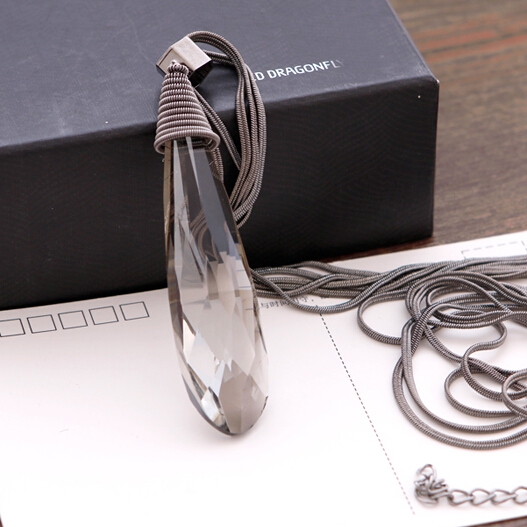 Модерни дамски огърлици в различни разцветки и модели 