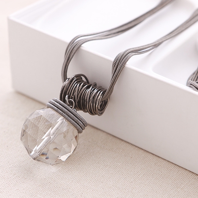 Модерни дамски огърлици в различни разцветки и модели 