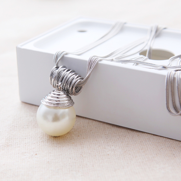 Модерни дамски огърлици в различни разцветки и модели 