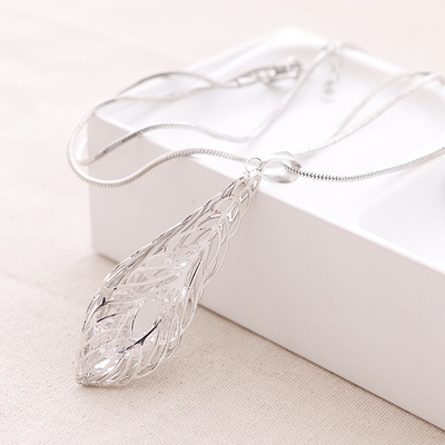 Модерни дамски огърлици в различни разцветки и модели 