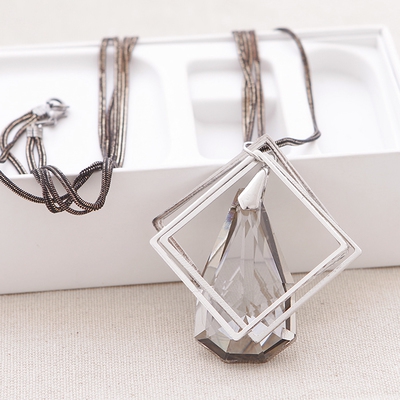 Модерни дамски огърлици в различни разцветки и модели 