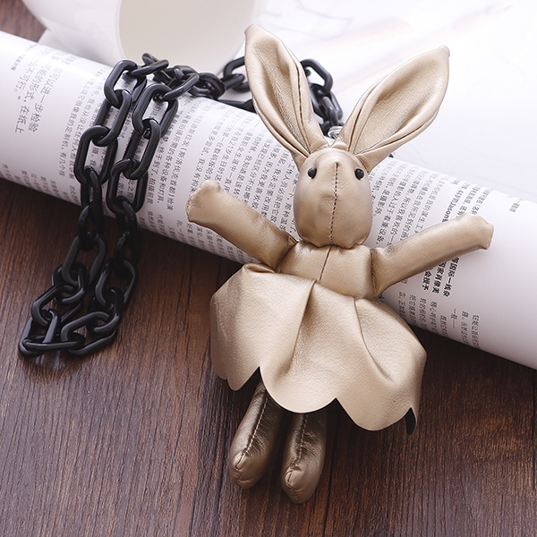 Модерни дамски огърлици в различни разцветки и модели 