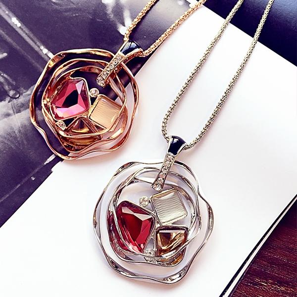 Кристално колие стил и класа за всяка дама