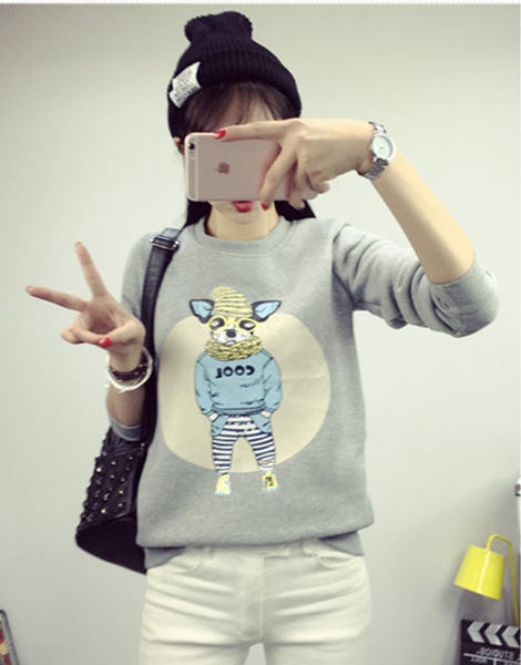 Σπορ πουλόβερ των γυναικών με ένα κολάρο γύρω από το λαιμό του