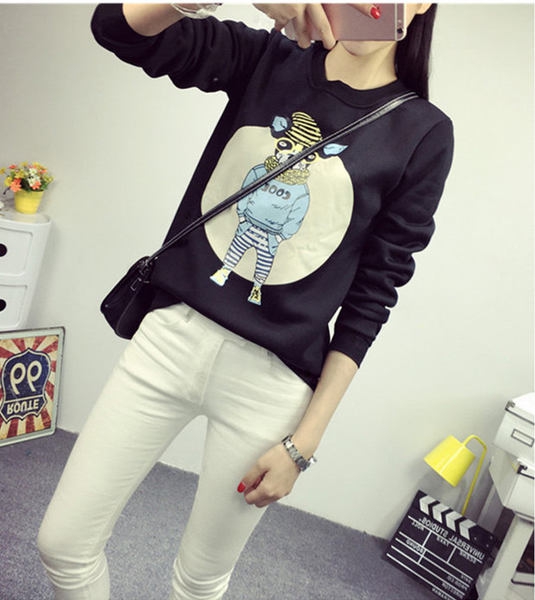 Σπορ πουλόβερ των γυναικών με ένα κολάρο γύρω από το λαιμό του