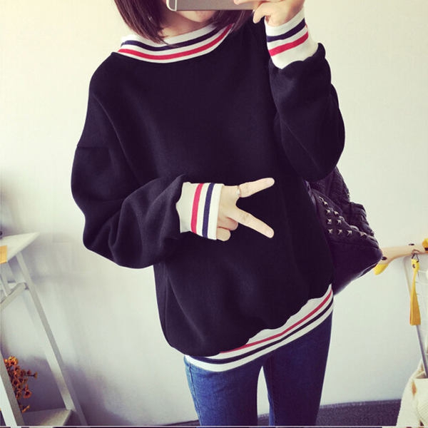 Дамски спортен пуловер в различни цветове и модели