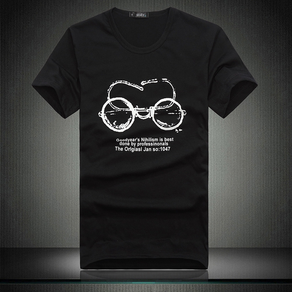 Много различни модели мъжки тениски