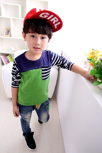 Σύγχρονη  παιδικί μπλούζα  με μπροστινό τσέπη